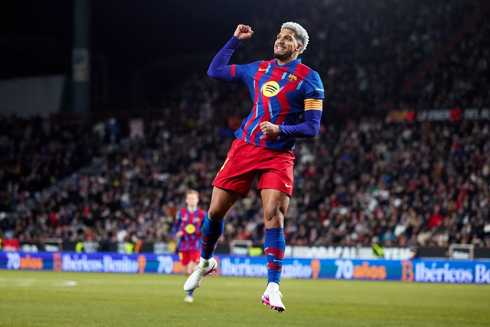 Barcelona: Chiến thắng của Araujo - Ảnh 1.