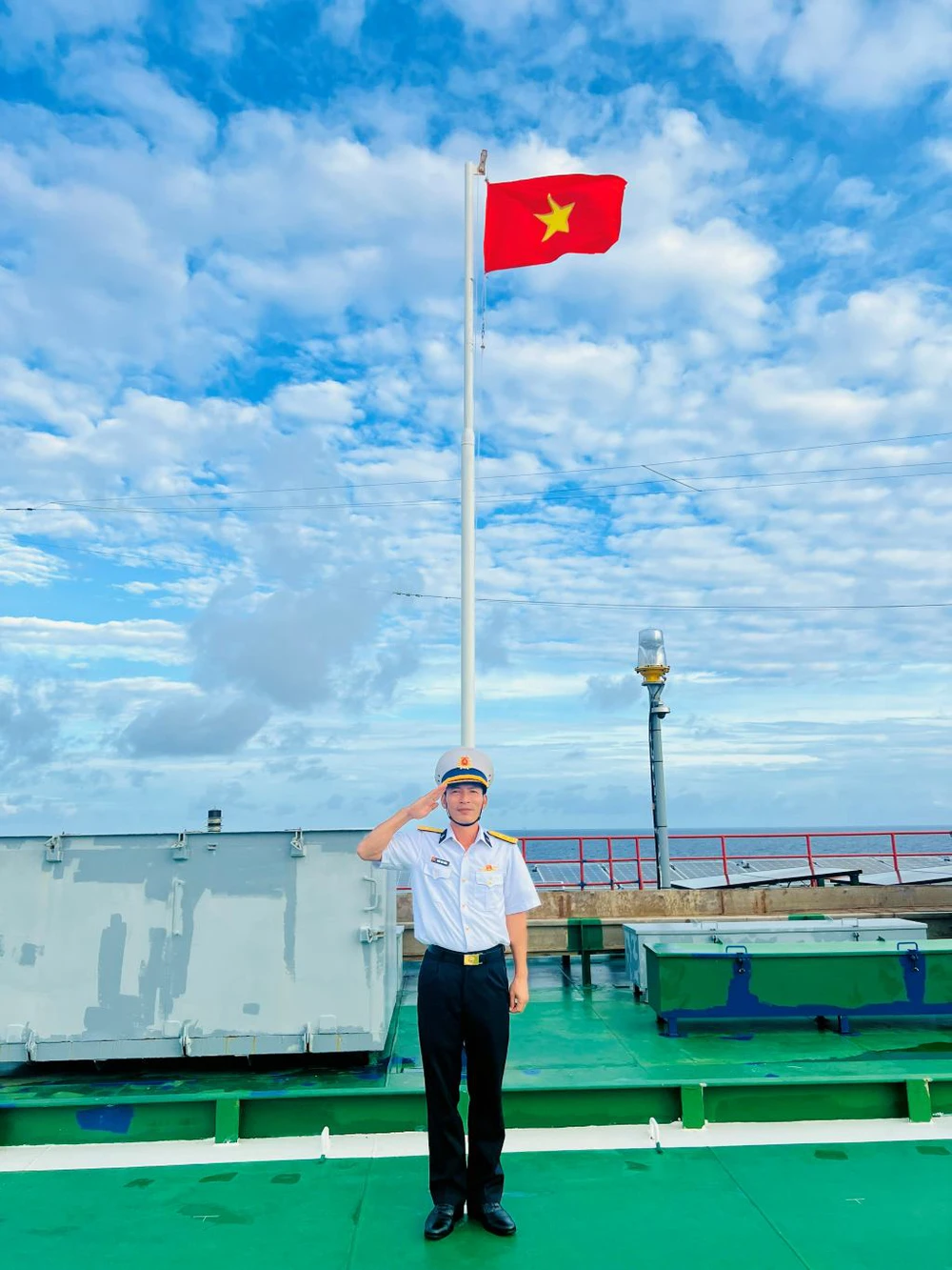 "Ngọn cờ vững chắc" của Đảng giữa trùng khơi - Ảnh 1.