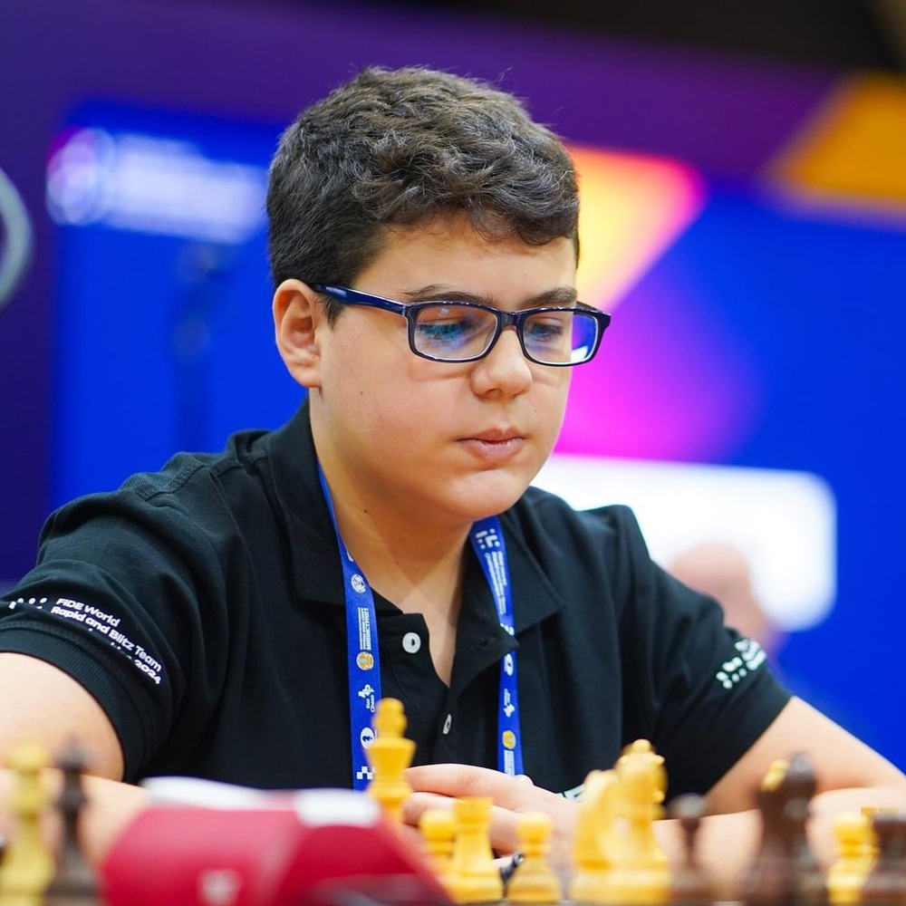 Với tài năng bộc lộ từ rất sớm, Erdogmus đã được phong danh hiệu Kiện tướng Quốc tế (IM) khi chưa tròn 12 tuổi, qua đó trở thành người trẻ nhất trong lịch sử cờ vua Thổ Nhĩ Kỳ đạt được danh hiệu này