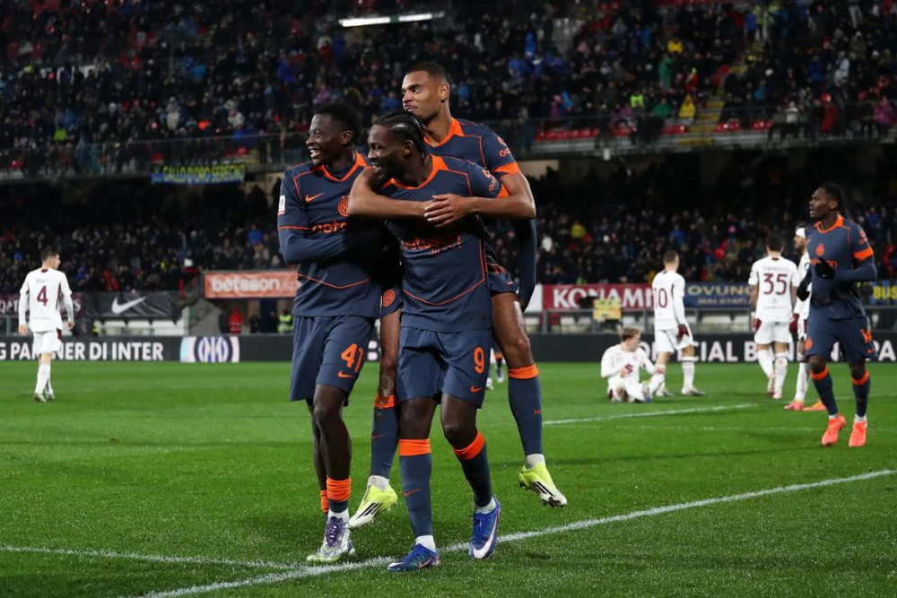 Các pha lập công của Bonny và Diouf giúp Inter Milan giành chiến thắng 2-1 trước Torino, qua đó lần thứ sáu trong bảy mùa giải gần nhất góp mặt ở bán kết Coppa Italia.