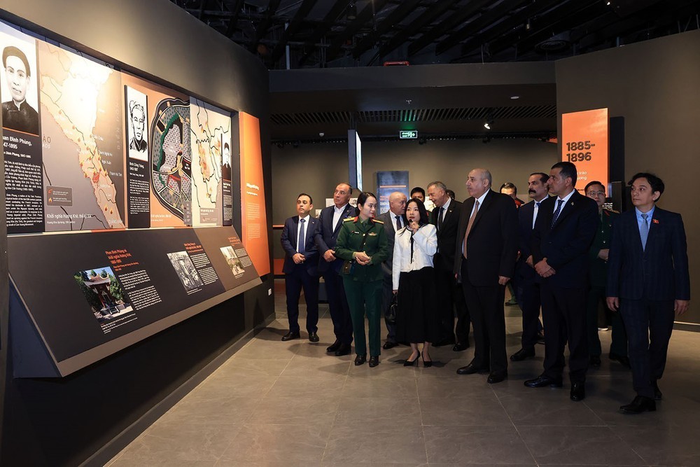 Chủ tịch Hạ viện Jordan thăm Bảo tàng Lịch sử Quân sự Việt Nam - Ảnh 1.