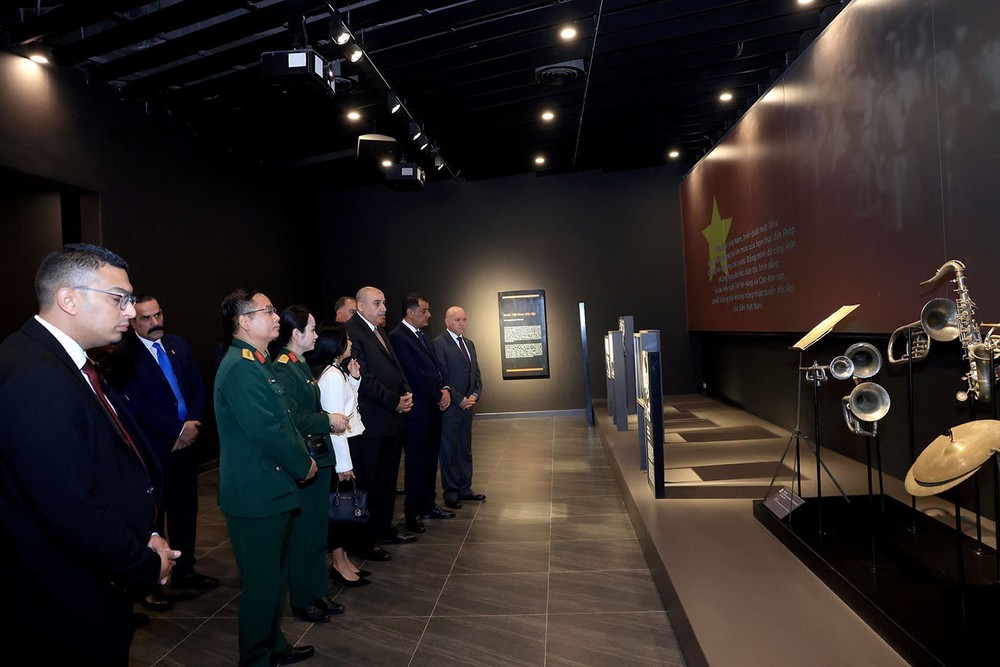Chủ tịch Hạ viện Jordan thăm Bảo tàng Lịch sử Quân sự Việt Nam - Ảnh 2.