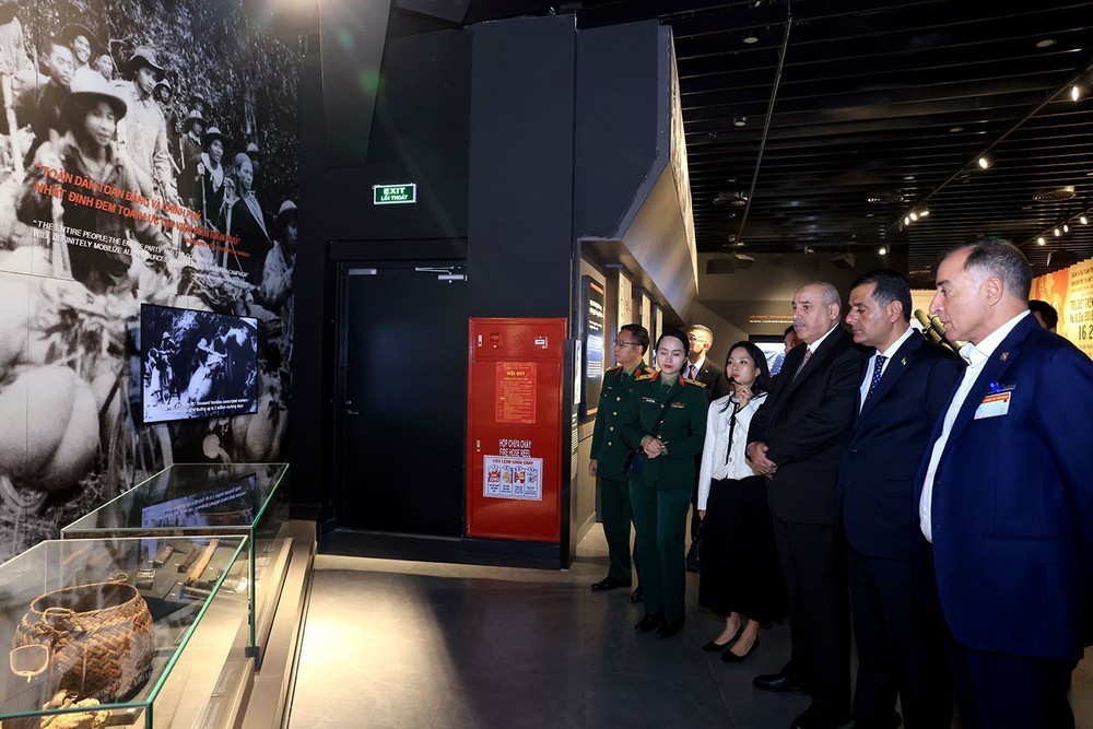 Chủ tịch Hạ viện Jordan thăm Bảo tàng Lịch sử Quân sự Việt Nam - Ảnh 5.