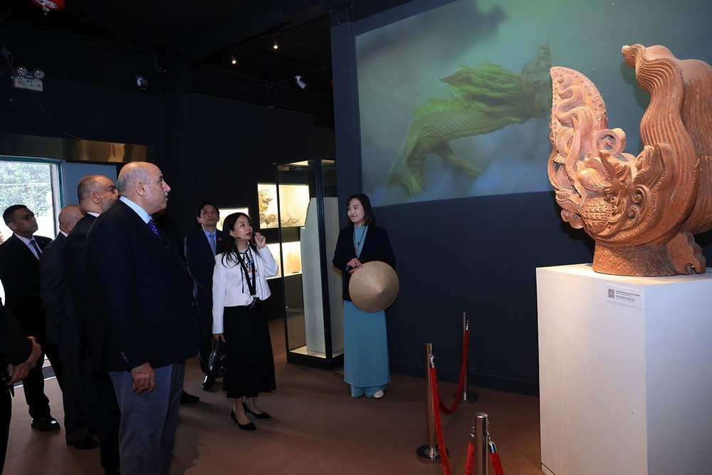 Chủ tịch Hạ viện Jordan vào Lăng viếng Chủ tịch Hồ Chí Minh, tham quan Hoàng Thành Thăng Long - Ảnh 9.