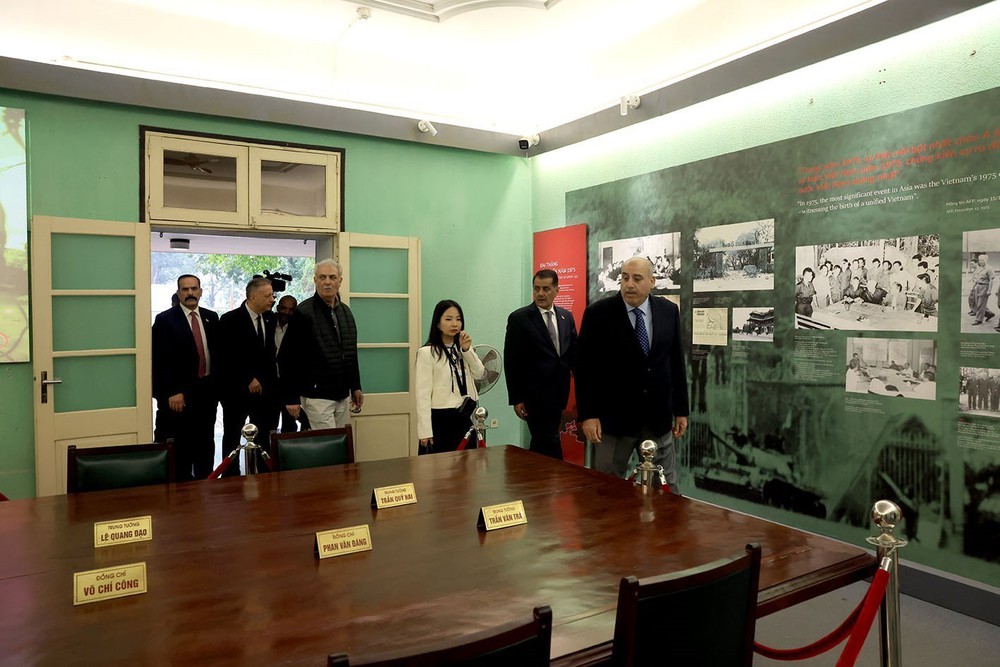 Chủ tịch Hạ viện Jordan vào Lăng viếng Chủ tịch Hồ Chí Minh, tham quan Hoàng Thành Thăng Long - Ảnh 8.