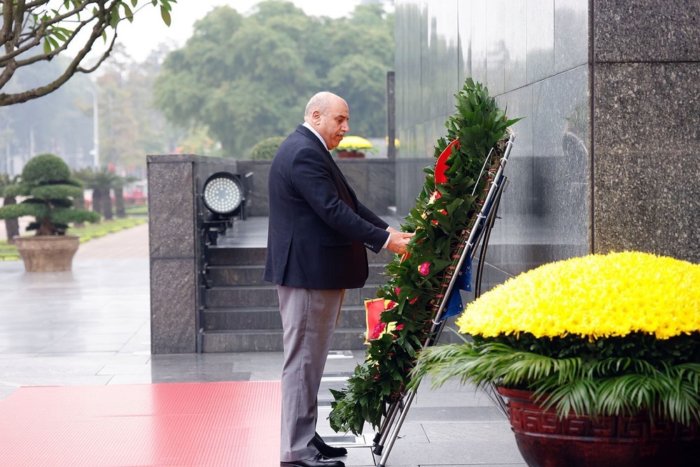 Chủ tịch Hạ viện Jordan vào Lăng viếng Chủ tịch Hồ Chí Minh, tham quan Hoàng Thành Thăng Long - Ảnh 3.