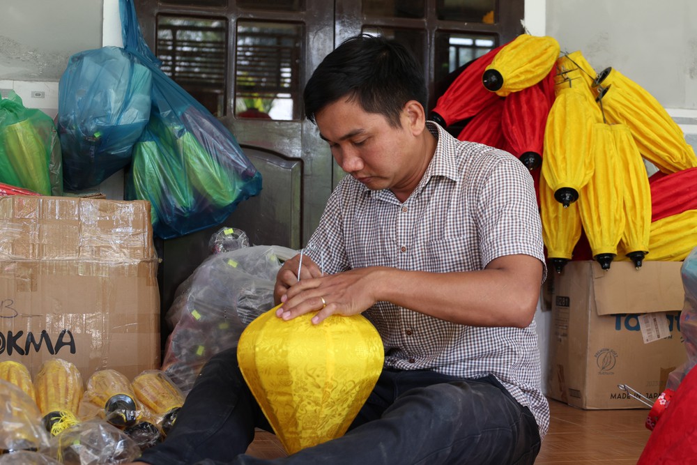 Hành trình giữ nghề làm lồng đèn truyền thống ở Đà Nẵng - Ảnh 1.