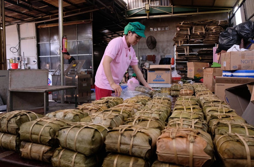 Nhộn nhịp mùa sản xuất bánh, mứt, quà quê Tết - Ảnh 2.