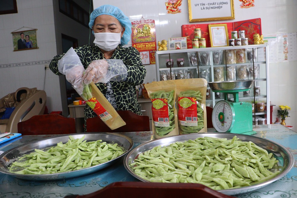 Nhộn nhịp mùa sản xuất bánh, mứt, quà quê Tết - Ảnh 3.