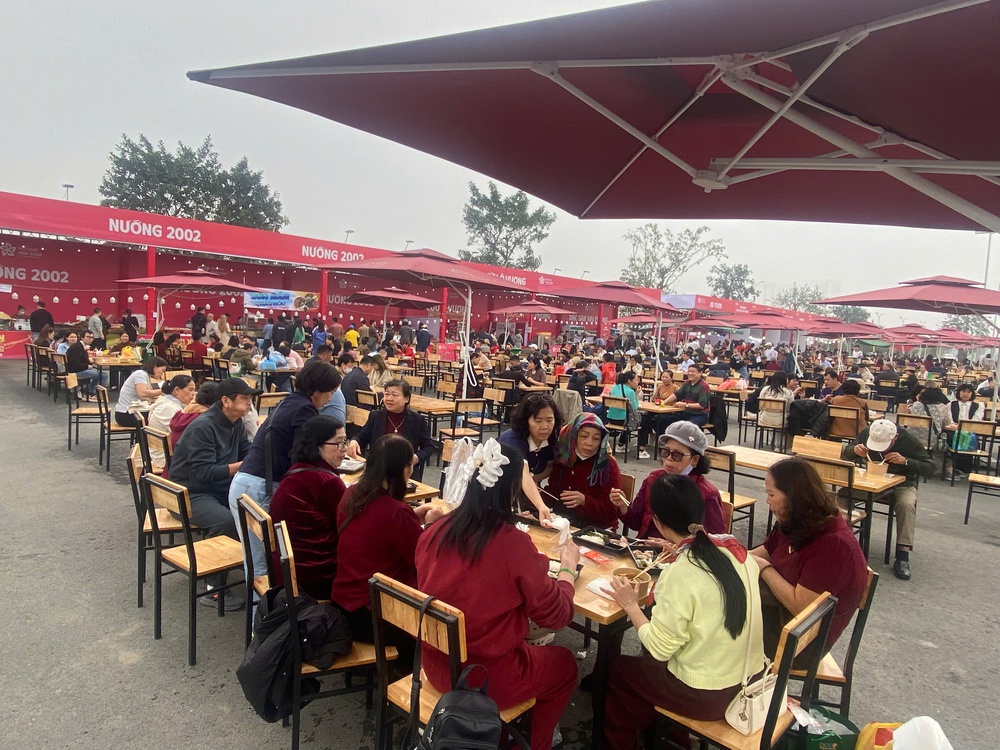 Một vòng với 'phố ẩm thực' tại Hội chợ Mùa Xuân - Ảnh 3.