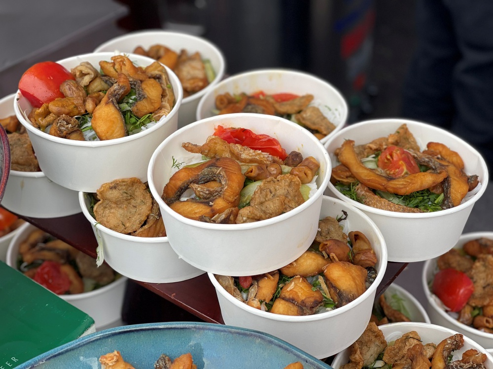 Một vòng với 'phố ẩm thực' tại Hội chợ Mùa Xuân - Ảnh 4.