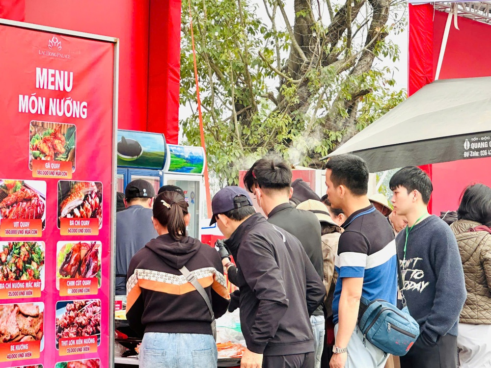 Một vòng với 'phố ẩm thực' tại Hội chợ Mùa Xuân - Ảnh 2.