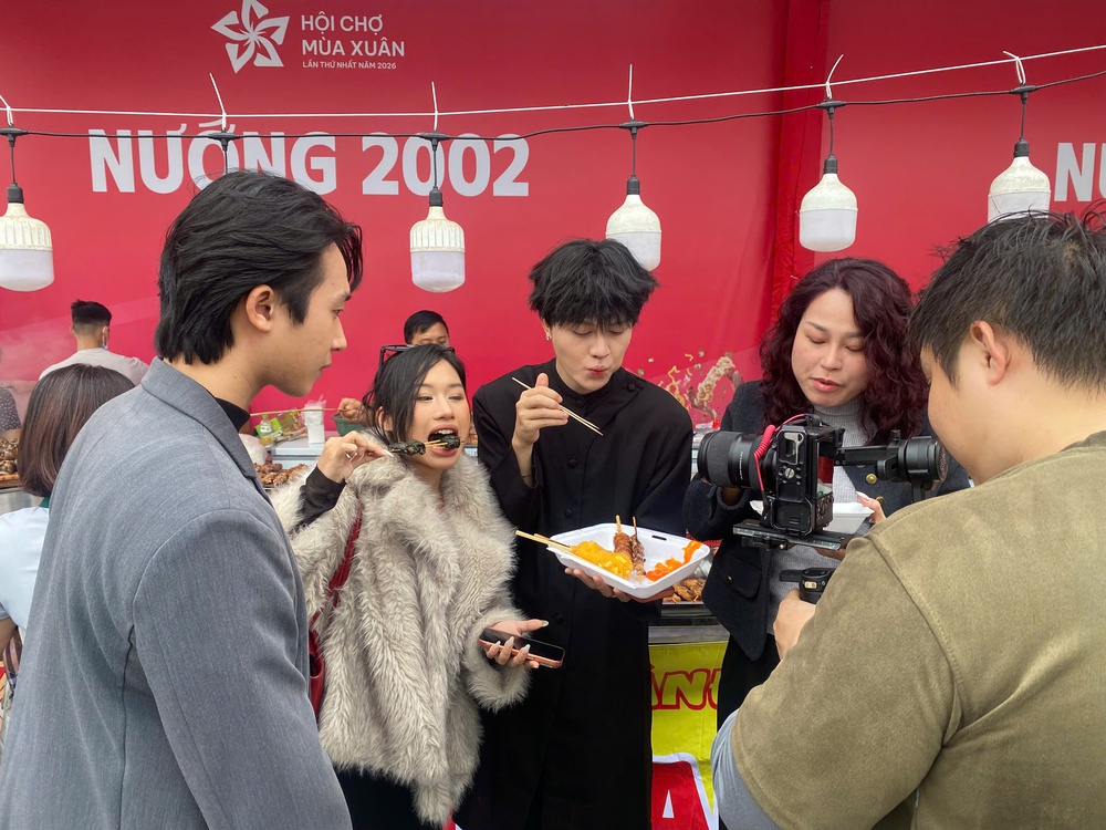 Một vòng với 'phố ẩm thực' tại Hội chợ Mùa Xuân - Ảnh 5.