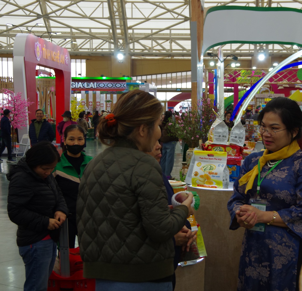 Hương vị miền Tây trong không khí Hội chợ Mùa Xuân  - Ảnh 2.