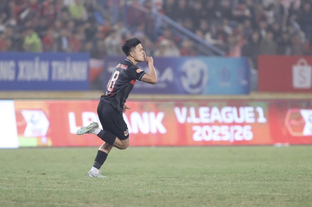 Tin nóng bóng đá Việt hôm nay 6/2: Hoàng Hên ấn tượng với Tết 2026; HLV Bồ Đào Nha tự hào khi Nam Định vào bán kết Shopee Cup - Ảnh 2.