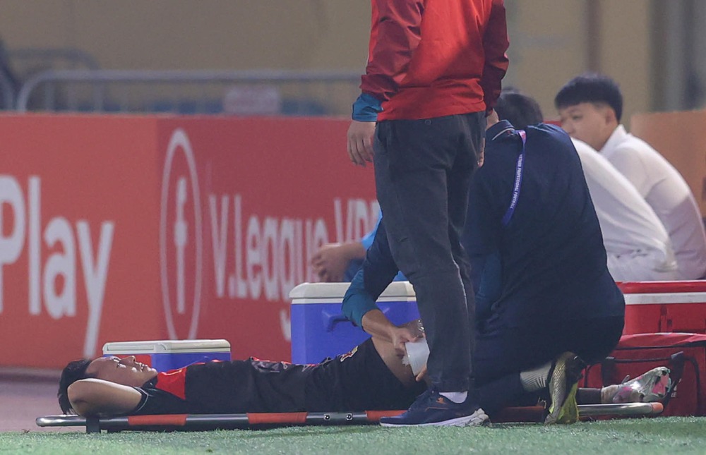 Tiền vệ Thái Sơn kể giây phút 'nghe rõ âm thanh của dây chằng đứt' trong ngày ra mắt Ninh Bình FC - Ảnh 1.