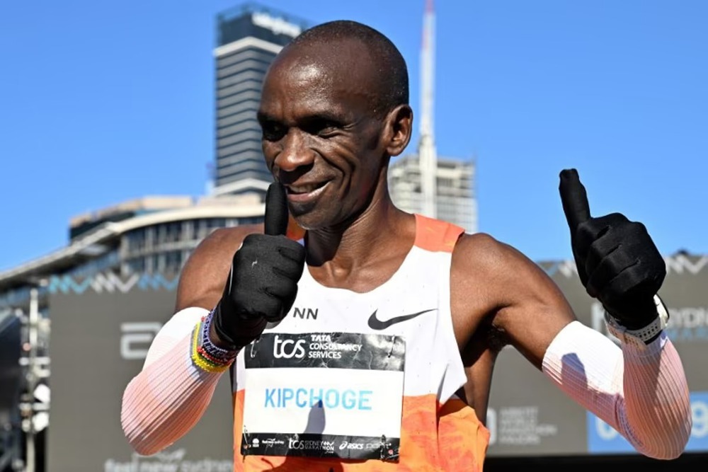 Huyền thoại marathon Kipchoge được trao vinh dự đặc biệt tại Olympic mùa Đông 2026 - Ảnh 1.