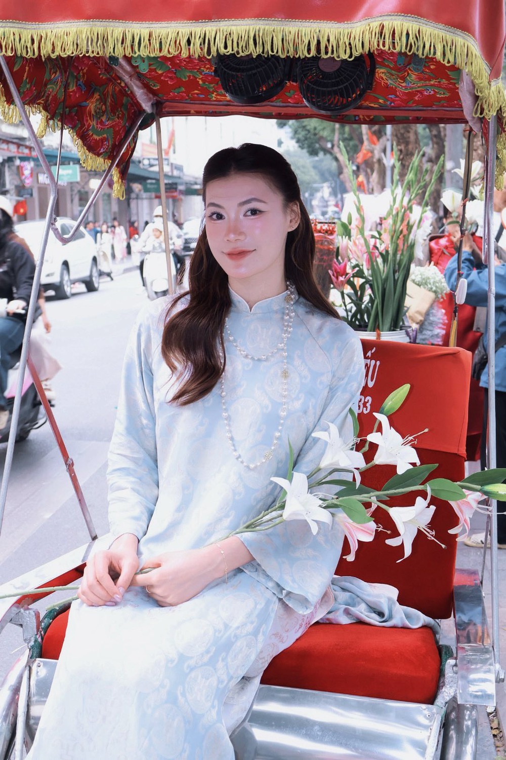 Dàn 'hot girl' bóng chuyền Việt Nam gây sốt với vẻ đẹp khác lạ trong tà áo dài đón Tết - Ảnh 1.