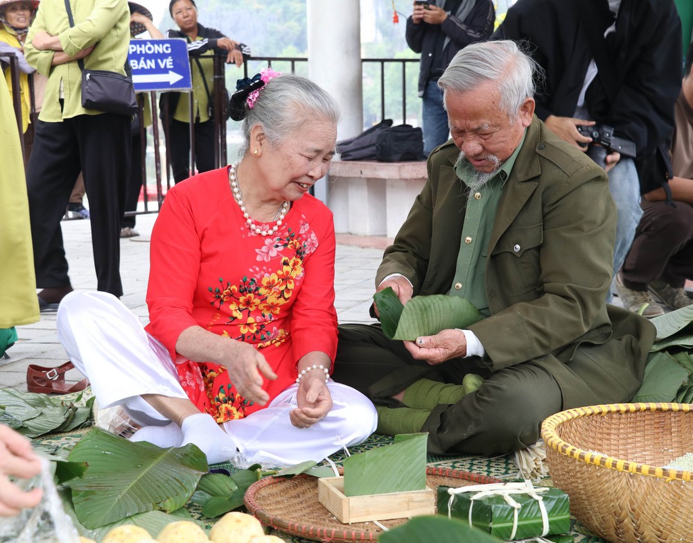 Ngày hội gói bánh chưng: Tôn vinh, gìn giữ nét đẹp Tết cổ truyền - Ảnh 1. Ngày hội gói bánh chưng: Tôn vinh, gìn giữ nét đẹp Tết cổ truyền - Ảnh 1.
