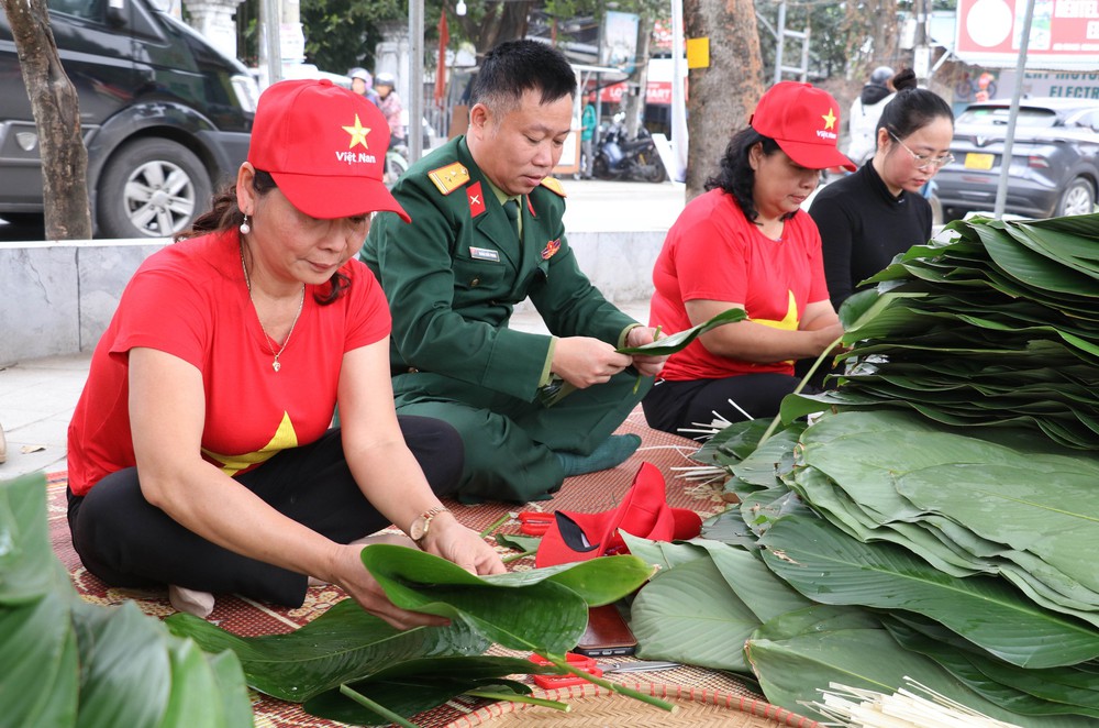 Ngày hội gói bánh chưng: Tôn vinh, gìn giữ nét đẹp Tết cổ truyền - Ảnh 2. Ngày hội gói bánh chưng: Tôn vinh, gìn giữ nét đẹp Tết cổ truyền - Ảnh 2.