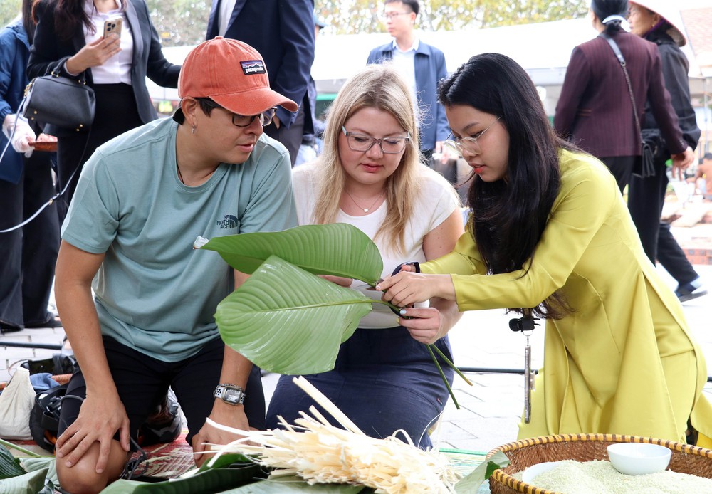 Ngày hội gói bánh chưng: Tôn vinh, gìn giữ nét đẹp Tết cổ truyền - Ảnh 3. Ngày hội gói bánh chưng: Tôn vinh, gìn giữ nét đẹp Tết cổ truyền - Ảnh 3.