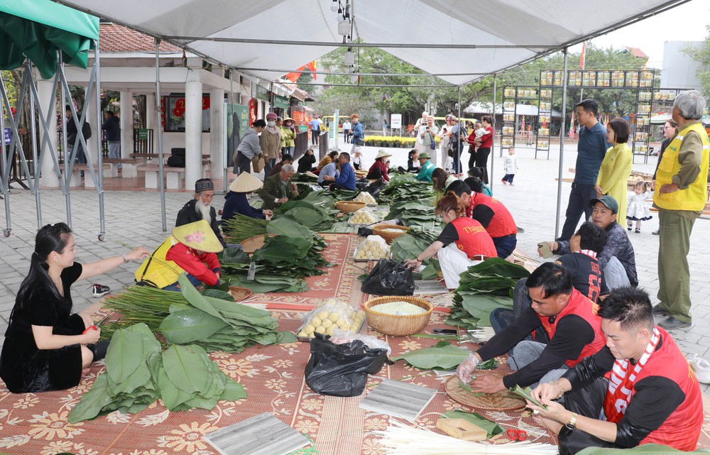 Ngày hội gói bánh chưng: Tôn vinh, gìn giữ nét đẹp Tết cổ truyền - Ảnh 5. Ngày hội gói bánh chưng: Tôn vinh, gìn giữ nét đẹp Tết cổ truyền - Ảnh 5.