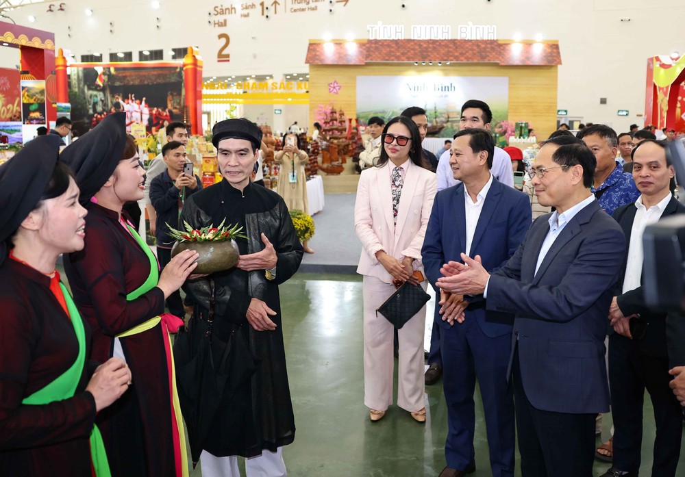 Phó Thủ tướng Bùi Thanh Sơn kiểm tra tình hình Hội chợ mùa Xuân 2026 - Ảnh 3. Phó Thủ tướng Bùi Thanh Sơn kiểm tra tình hình Hội chợ mùa Xuân 2026 - Ảnh 3.