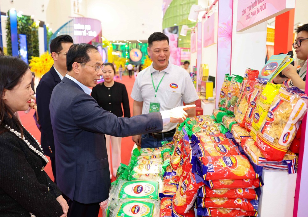 Phó Thủ tướng Bùi Thanh Sơn kiểm tra tình hình Hội chợ mùa Xuân 2026 - Ảnh 10. Phó Thủ tướng Bùi Thanh Sơn kiểm tra tình hình Hội chợ mùa Xuân 2026 - Ảnh 10.