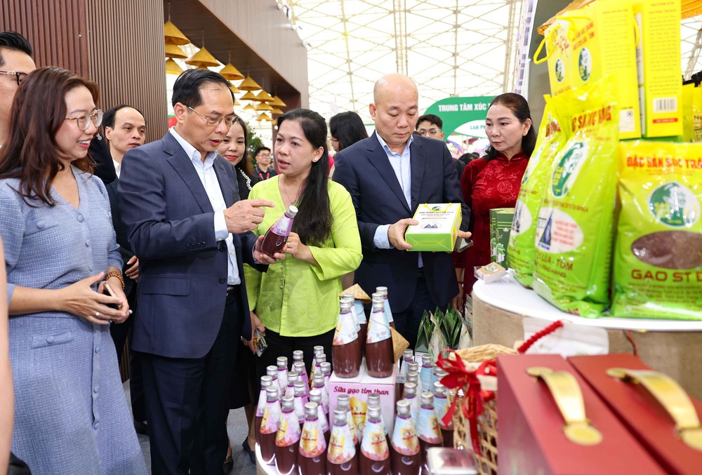 Phó Thủ tướng Bùi Thanh Sơn kiểm tra tình hình Hội chợ mùa Xuân 2026 - Ảnh 8. Phó Thủ tướng Bùi Thanh Sơn kiểm tra tình hình Hội chợ mùa Xuân 2026 - Ảnh 8.