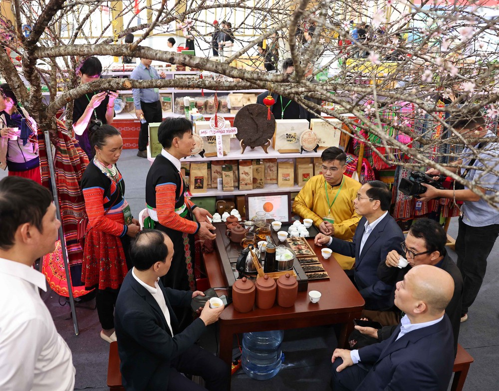 Phó Thủ tướng Bùi Thanh Sơn kiểm tra tình hình Hội chợ mùa Xuân 2026 - Ảnh 12. Phó Thủ tướng Bùi Thanh Sơn kiểm tra tình hình Hội chợ mùa Xuân 2026 - Ảnh 12.