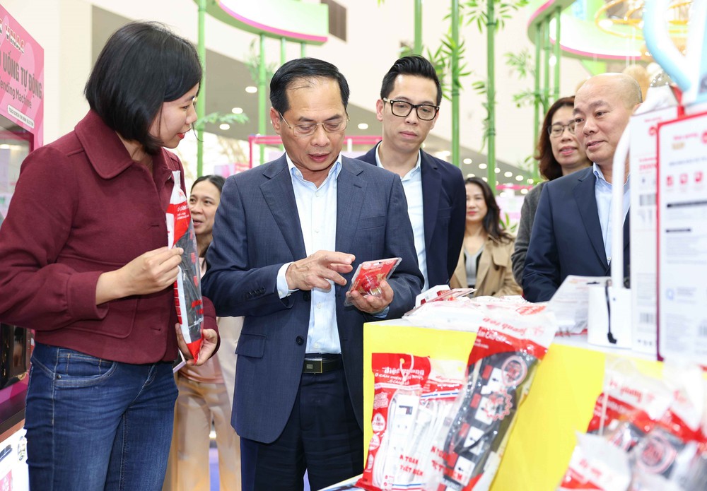 Phó Thủ tướng Bùi Thanh Sơn kiểm tra tình hình Hội chợ mùa Xuân 2026 - Ảnh 7. Phó Thủ tướng Bùi Thanh Sơn kiểm tra tình hình Hội chợ mùa Xuân 2026 - Ảnh 7.