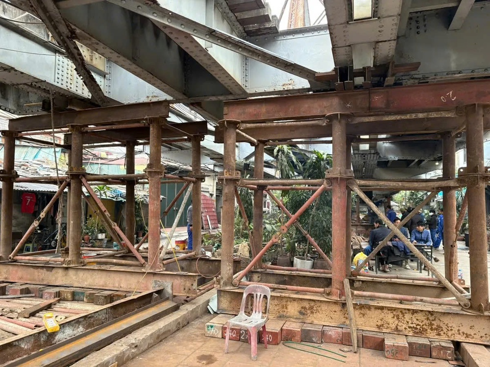  Tạm dừng tàu qua Long Biên do sự cố kết cấu - Ảnh 1.