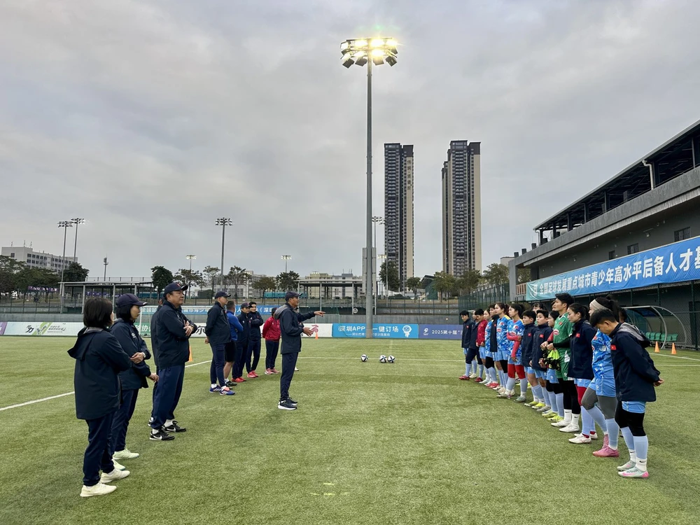 Đội tuyển nữ Việt Nam tới Thâm Quyến, háo hức cọ xát với đội tuyển Trung Quốc - Ảnh 1.