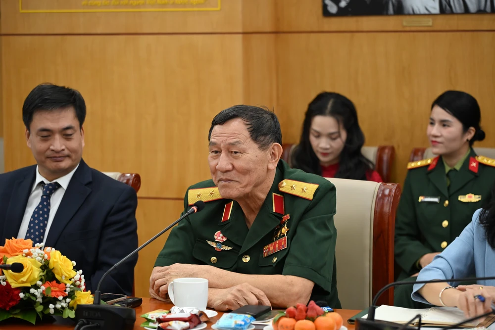 Gặp mặt giao lưu giữa Trung tướng Phạm Tuân và nữ phi hành gia Amanda Nguyễn - Ảnh 2.