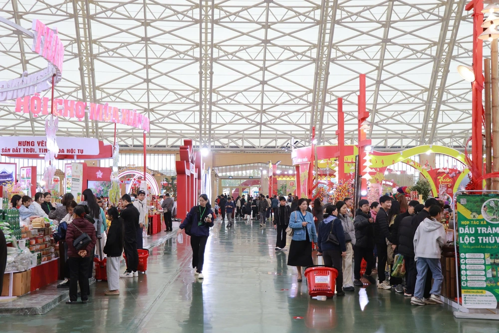 "Tết đến sớm" trong ngày cuối tuần tại Hội chợ Mùa Xuân - Ảnh 1.