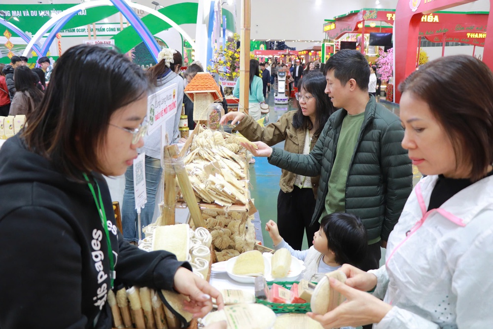 "Tết đến sớm" trong ngày cuối tuần tại Hội chợ Mùa Xuân - Ảnh 3.