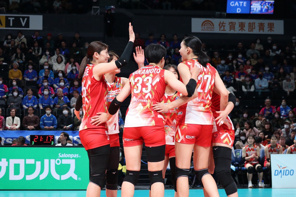Bích Thủy (số 27) chính thức vượt mốc 100 điểm ghi cho CLB Okayama Seagulls ở giải VĐQG Nhật Bản