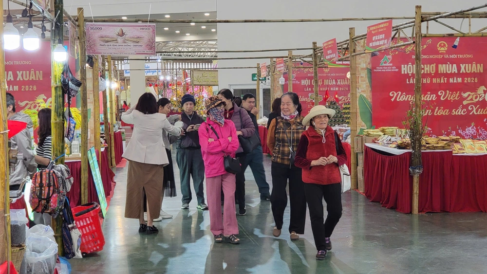 "Tết đến sớm" trong ngày cuối tuần tại Hội chợ Mùa Xuân - Ảnh 2.