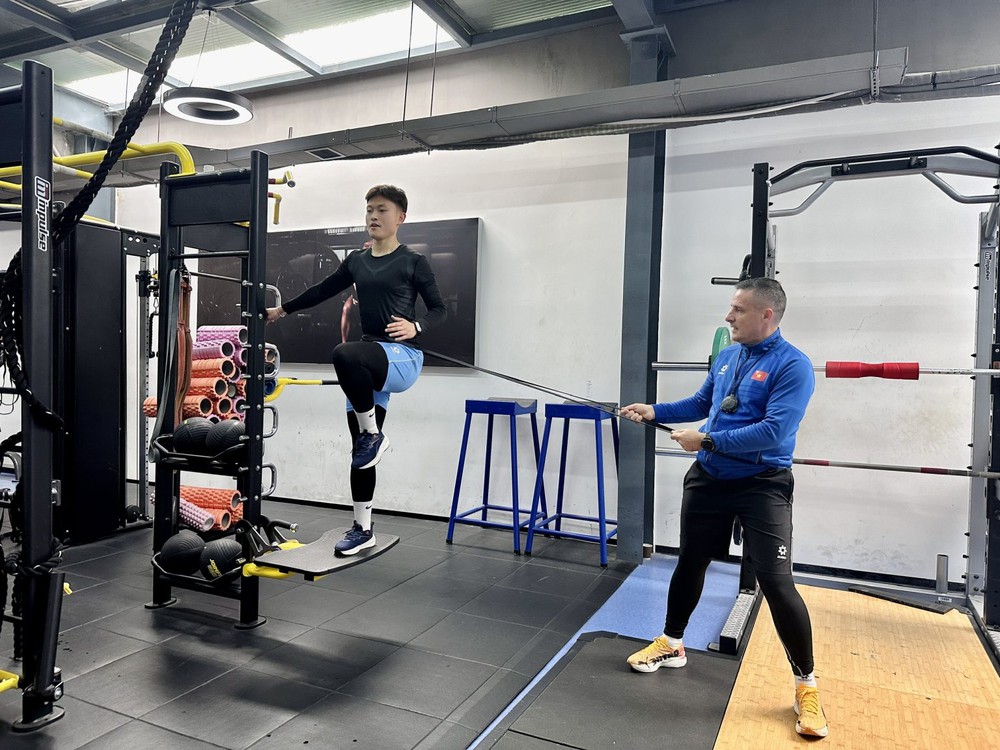 Tin nóng bóng đá Việt hôm nay 9/2: Đội tuyển nữ Việt Nam tăng khối lượng tập luyện; HLV Lê Huỳnh Đức tiết lộ chấn thương của Tiến Linh - Ảnh 1.