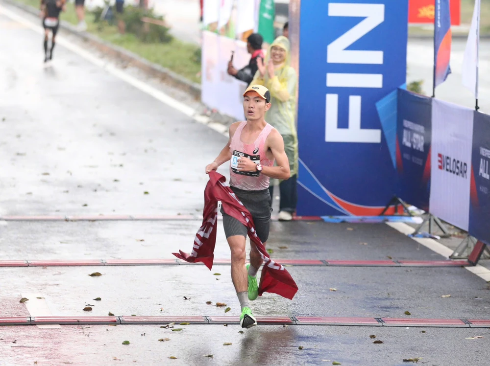 Hoàng Nguyên Thanh vô địch giải Marathon All Star 2026