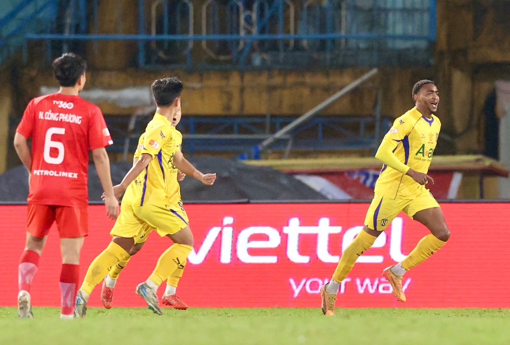 Bóng lăn trong tuần: Đất nghèo sinh anh hùng - Ảnh 1.