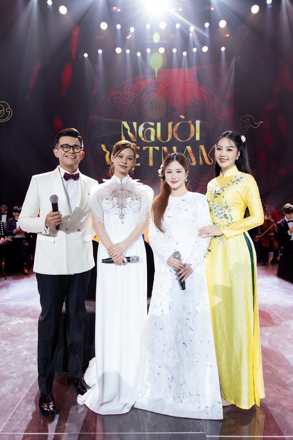 Dấu ấn BST áo dài "Thanh Xuân" của NTK Ngọc Lan trên sóng truyền hình quốc gia - Ảnh 1.