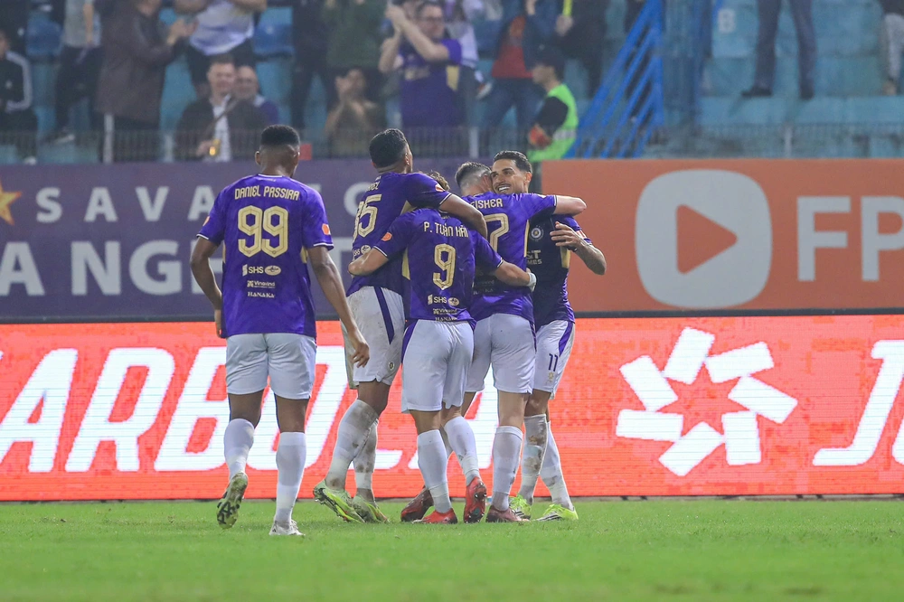 Hoàng Hên thăng hoa, Hà Nội FC trở lại đường đua vô địch - Ảnh 3.