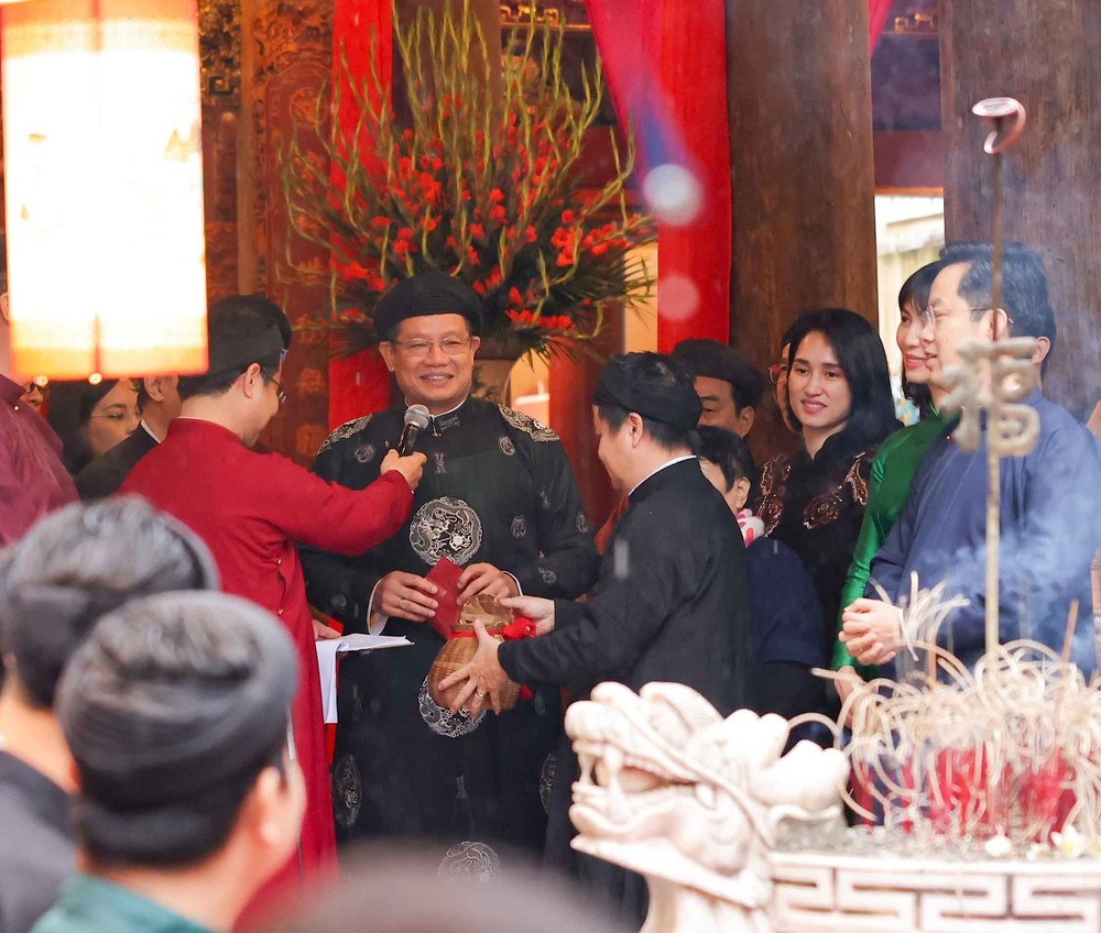 Độc đáo Lễ dựng cây nêu giữa lòng phố cổ Hà Nội - Ảnh 1.