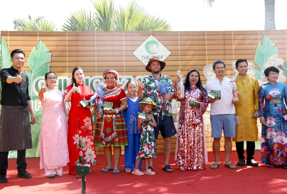 Du khách quốc tế gói bánh chưng, ăn Tết Việt - Ảnh 10.