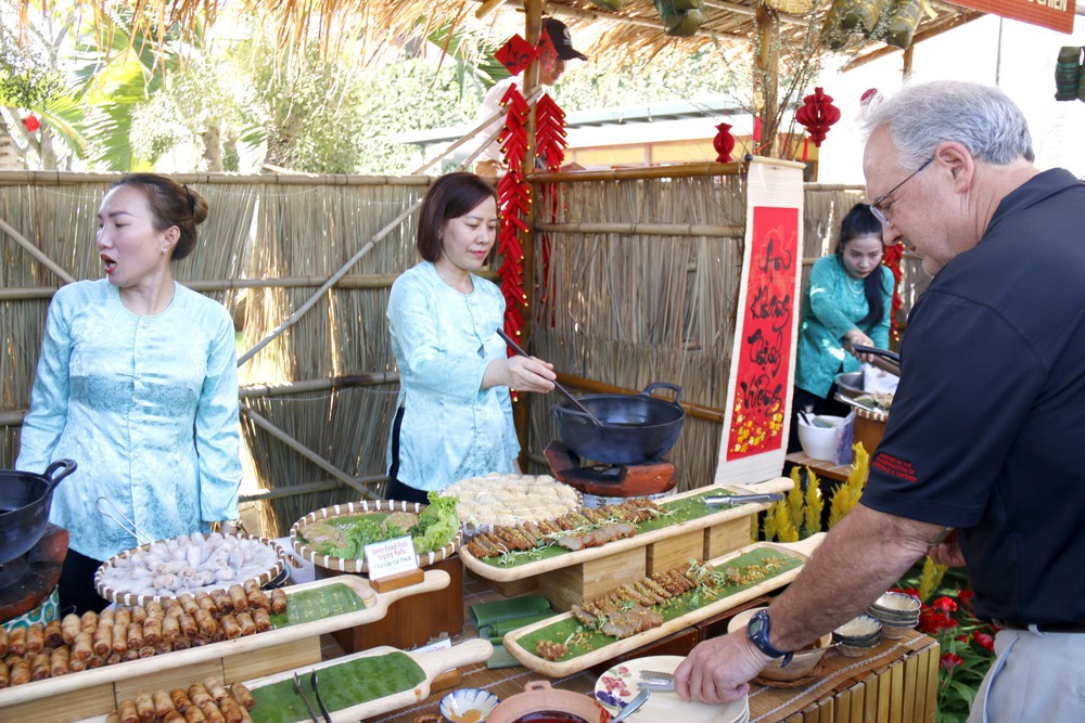 Du khách quốc tế gói bánh chưng, ăn Tết Việt - Ảnh 9.