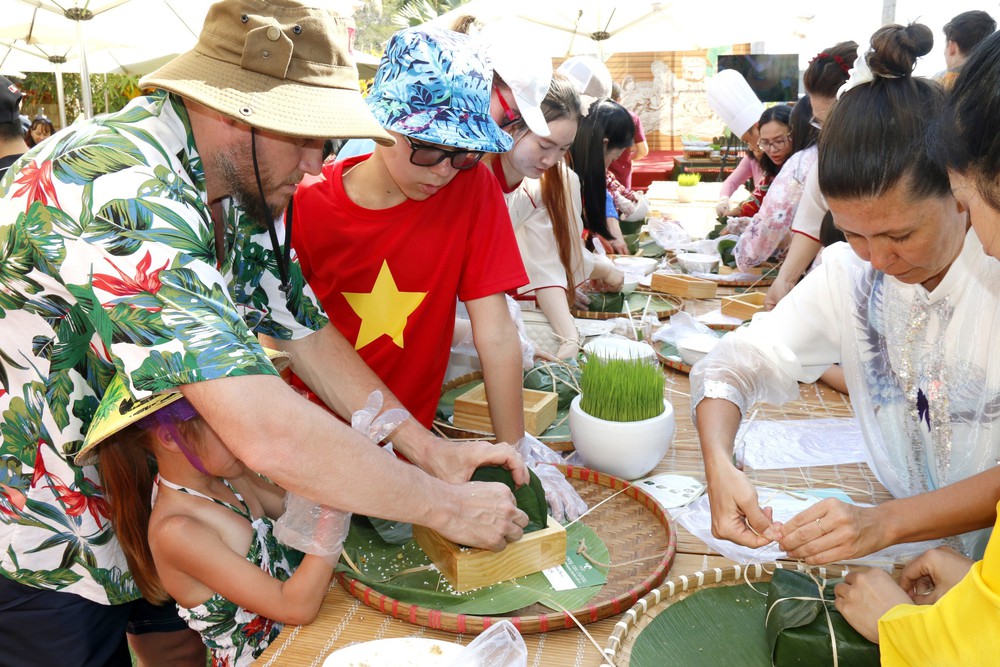 Du khách quốc tế gói bánh chưng, ăn Tết Việt - Ảnh 4.