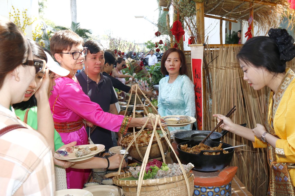 Du khách quốc tế gói bánh chưng, ăn Tết Việt - Ảnh 7.