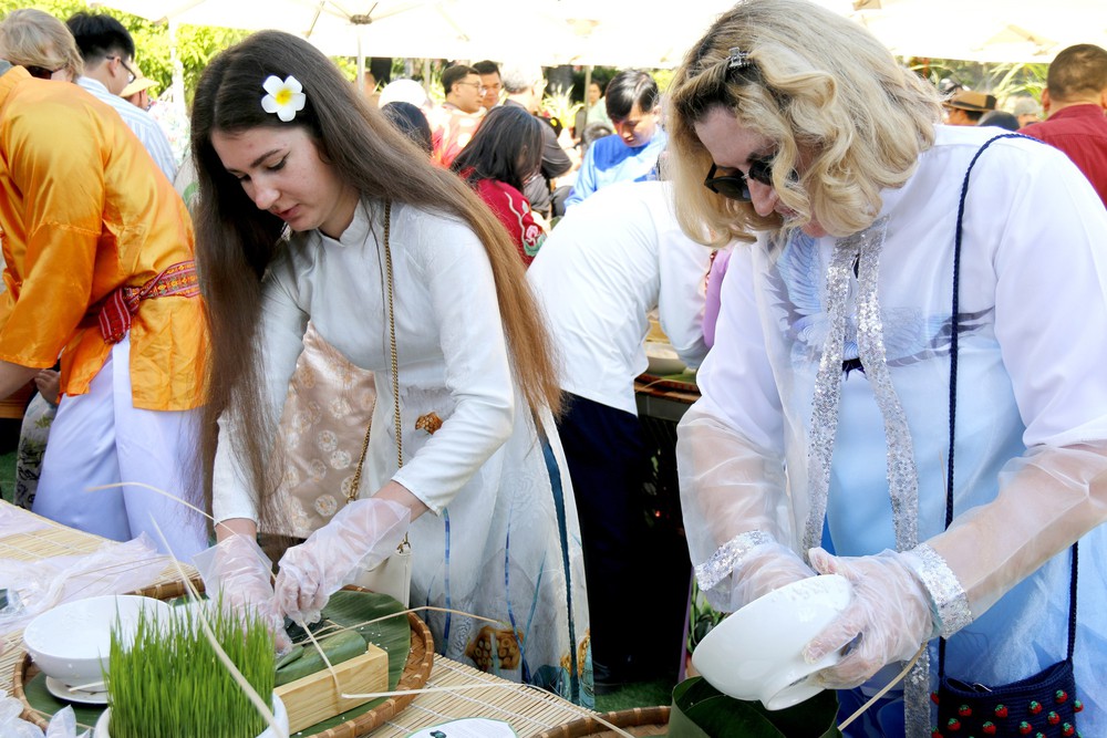 Du khách quốc tế gói bánh chưng, ăn Tết Việt - Ảnh 2.