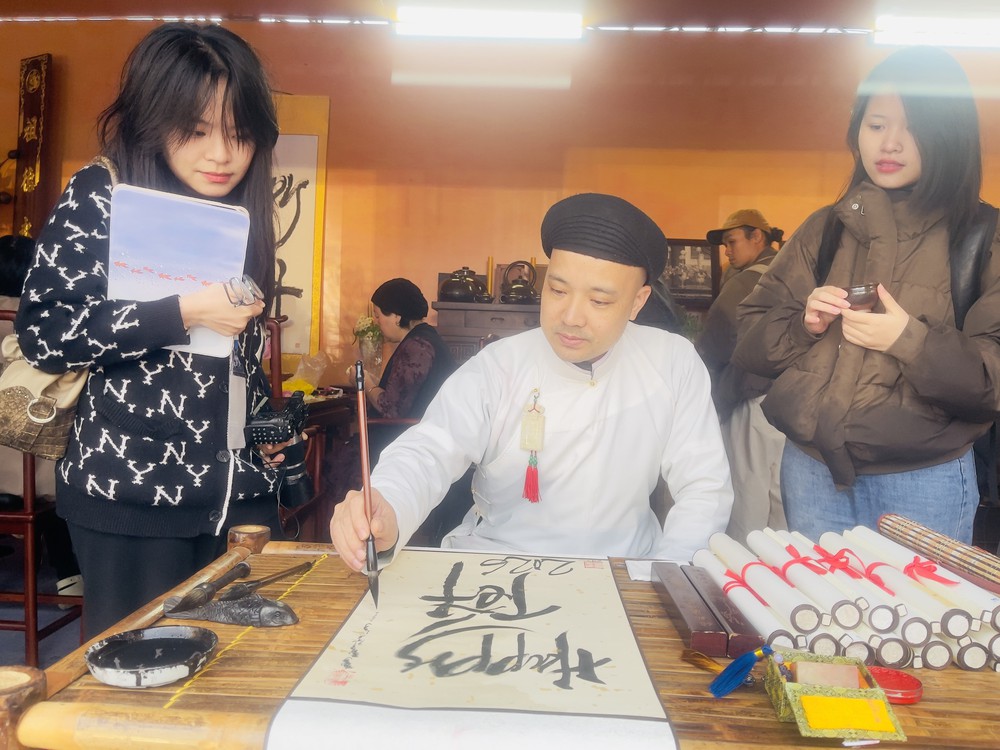 Hà Nội rộn ràng sắc xuân trong chương trình Happy Tết 2026 - Ảnh 5.